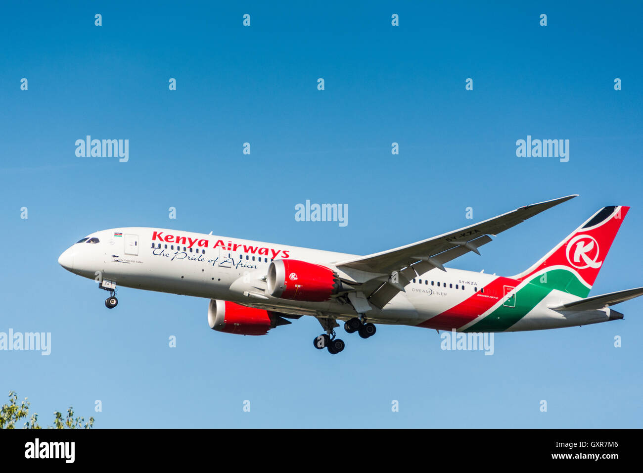 Bassa dei piani di volo in arrivo a terra all'aeroporto di Heathrow di Londra, Regno Unito Foto Stock