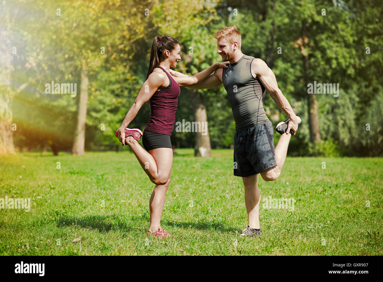 Bel giovane coppia ad avere la formazione nel parco Foto Stock