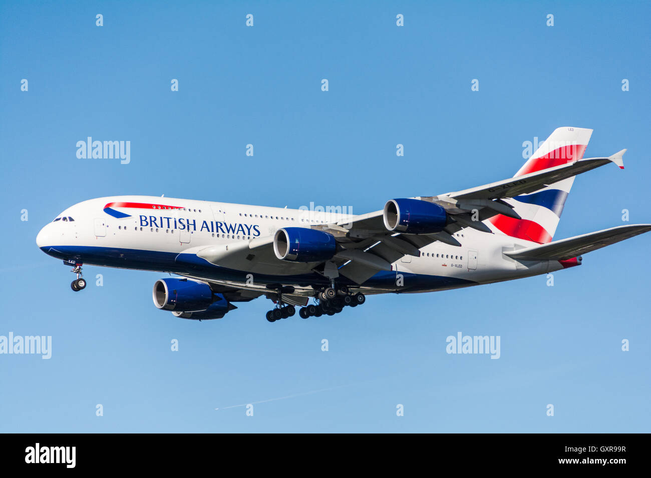 Un basso battenti British Airways piano provenienti per atterrare all'aeroporto di Heathrow di Londra, Regno Unito Foto Stock