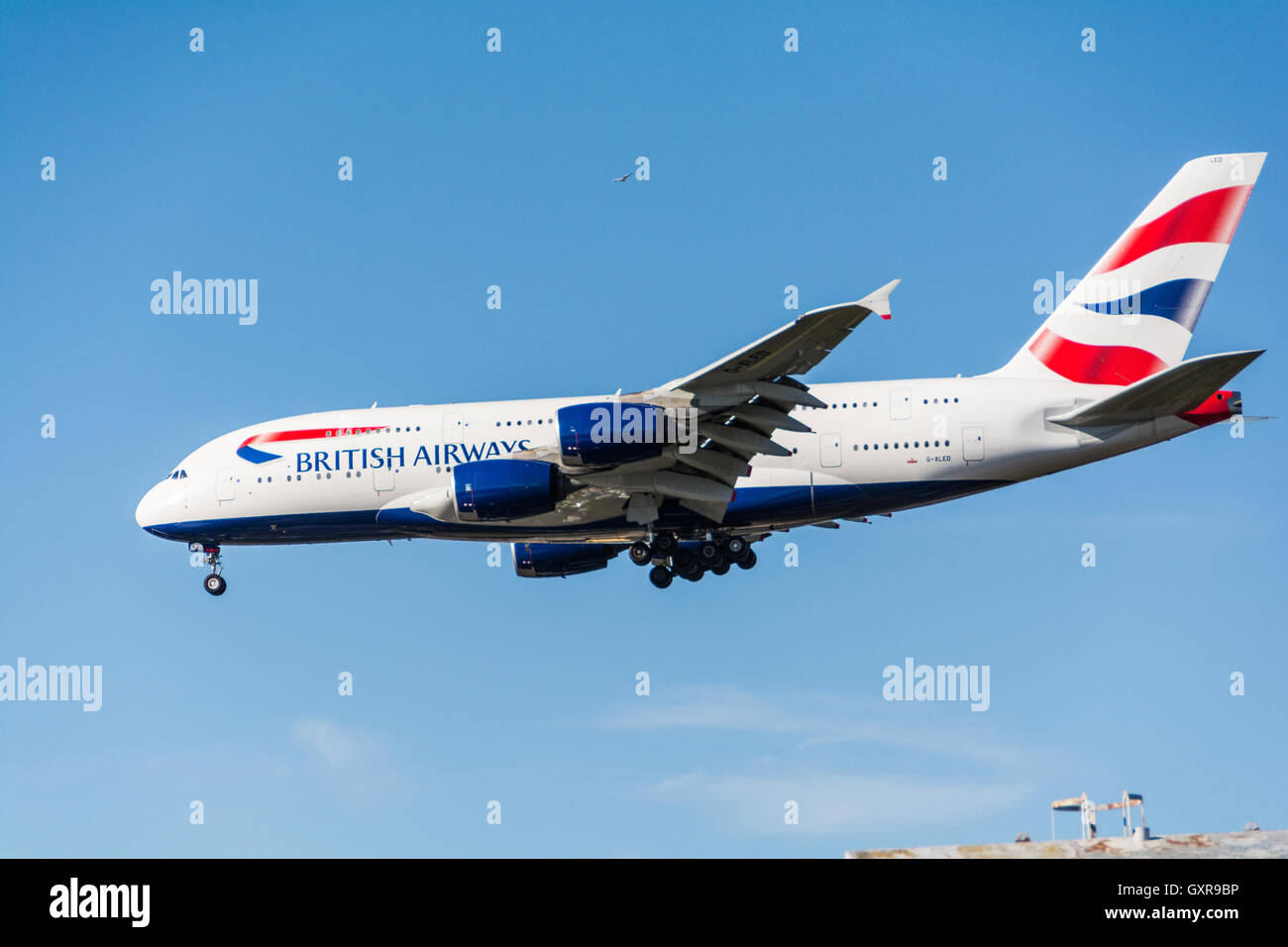 Un basso battenti British Airways piano provenienti per atterrare all'aeroporto di Heathrow di Londra, Regno Unito Foto Stock