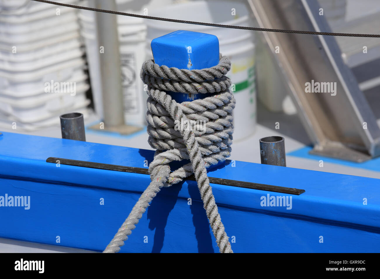 Fissare la corda sulla barca Long Island New York Foto Stock