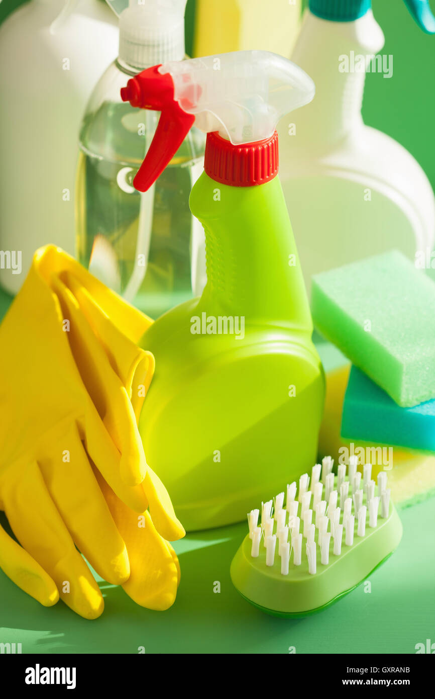 Gli elementi di pulitura a spruzzo domestico spazzola guanto in spugna Foto Stock