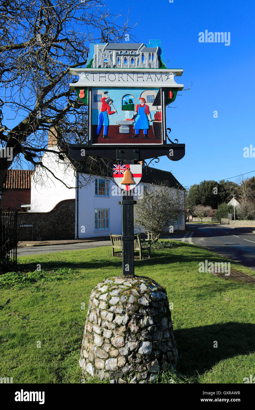 Villaggio Thornham segno, Costa North Norfolk, Inghilterra, Regno Unito Foto Stock