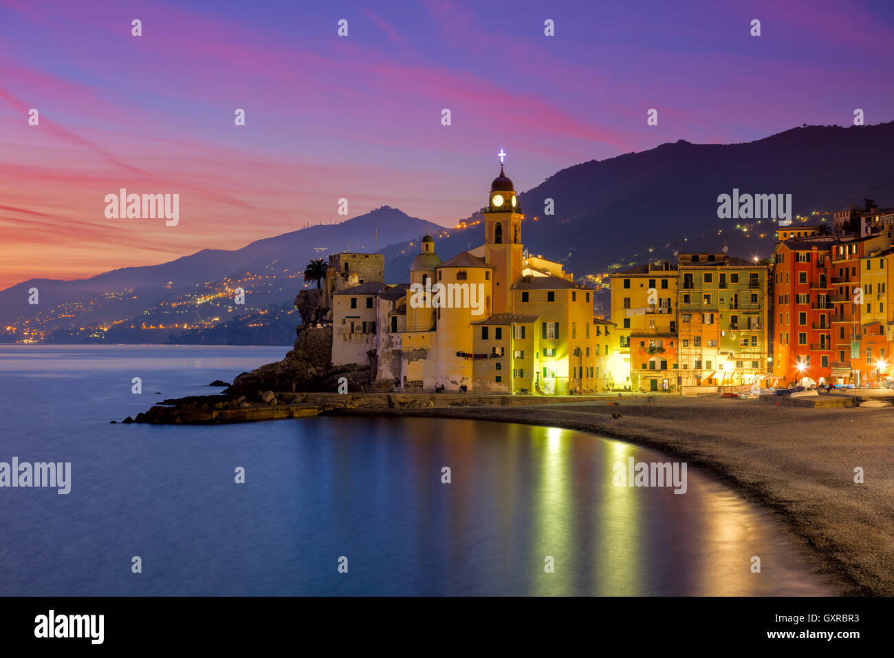 Bella piccola città mediterranea presso la serata con illuminazione - Camogli, Italia, viaggio europeo Foto Stock