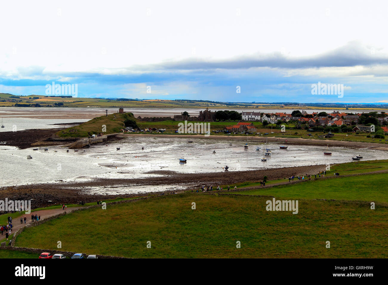 Vista panoramica dal castello su Lindisfarne Porto e Borgo Isola Santa, Northumberland Coast, Northeast England, Regno Unito Foto Stock