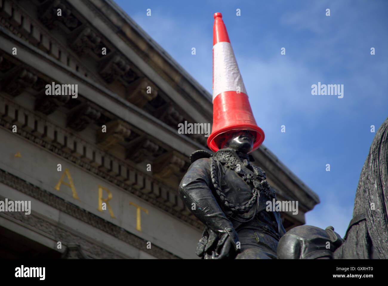 Glasgow il Museo di Arte Moderna di tipo iconico testa conica si crogiola al sole, il Duca di Wellington statua appropriatamente adattato dal consenso locale Foto Stock