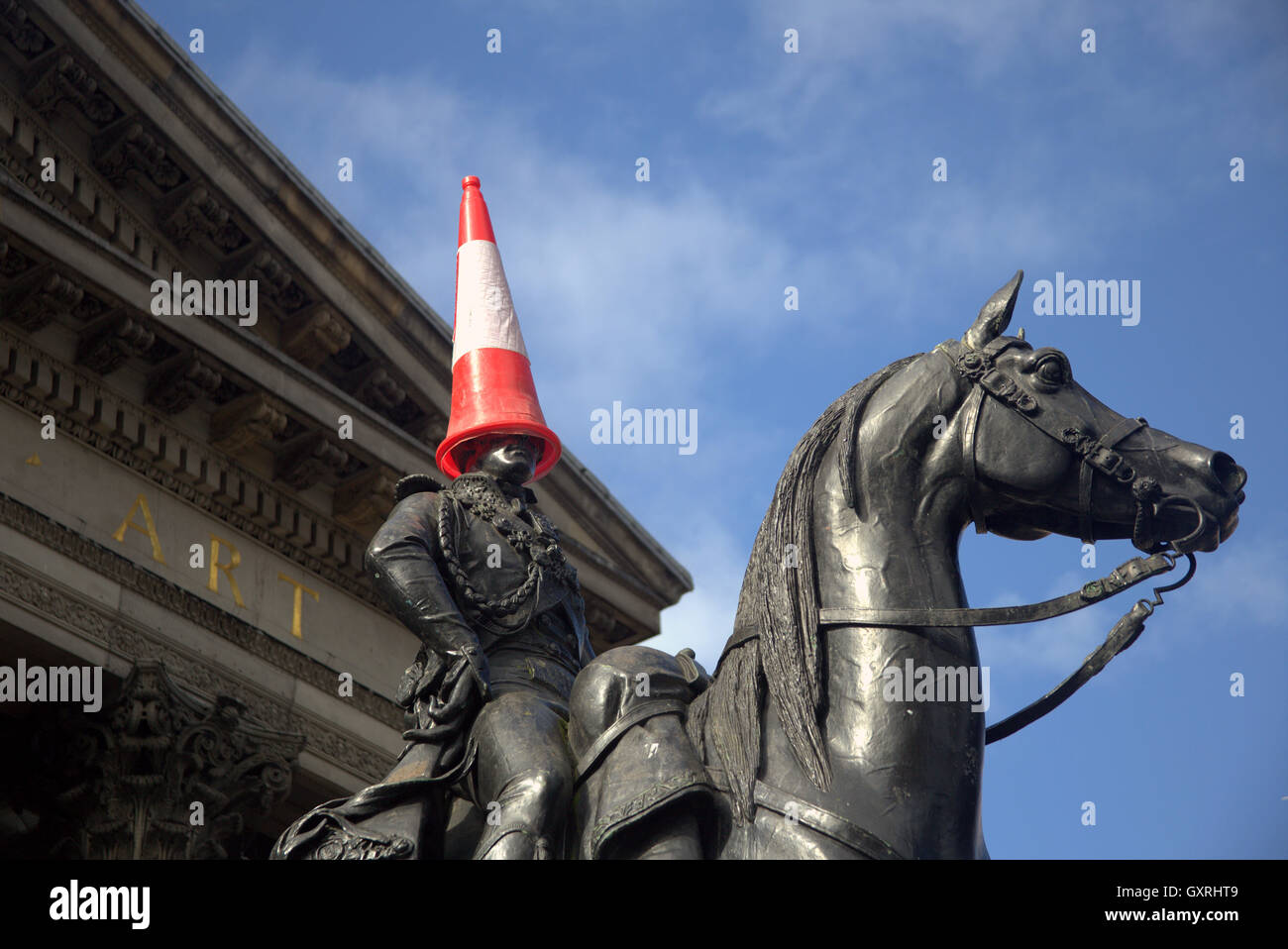 Glasgow il Museo di Arte Moderna di tipo iconico testa conica si crogiola al sole, il Duca di Wellington statua appropriatamente adattato dal consenso locale Foto Stock