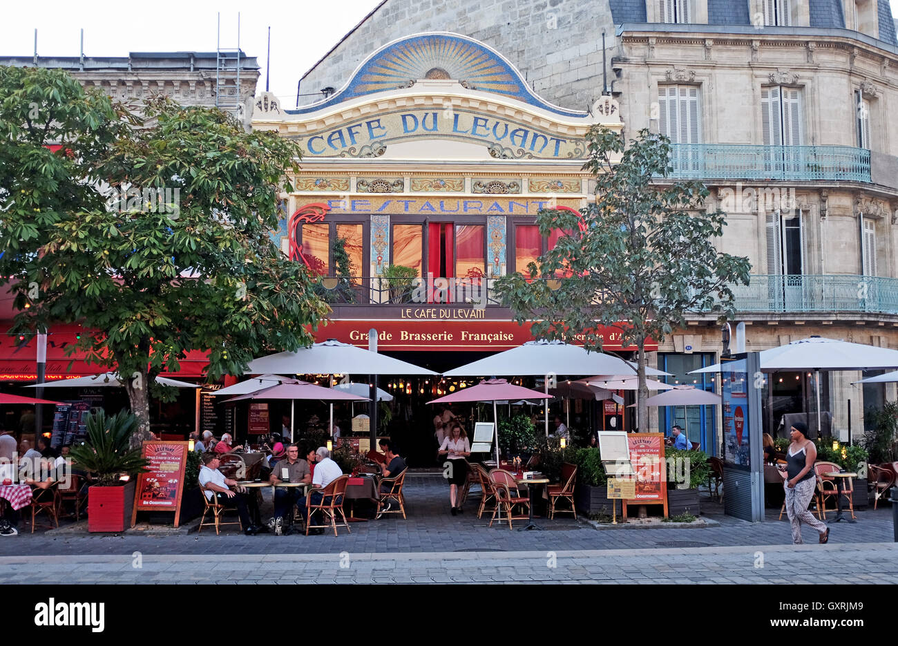 Il Cafe du Levant nei pressi della stazione ferroviaria di Bordeaux Francia Aquitane Foto Stock