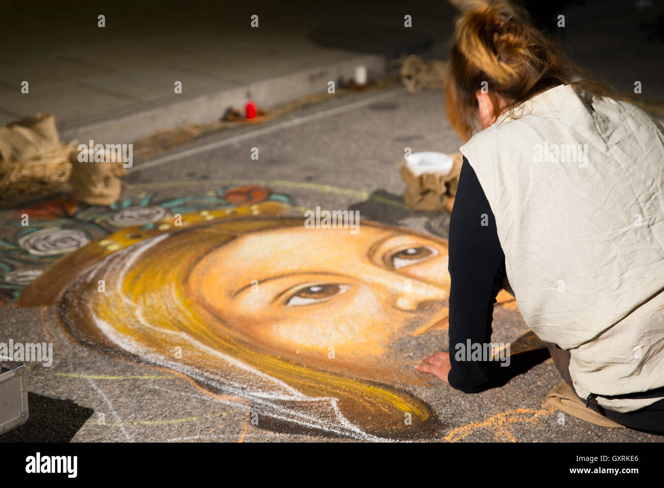 L'artista di strada che dipinge il volto di Gesù Foto Stock