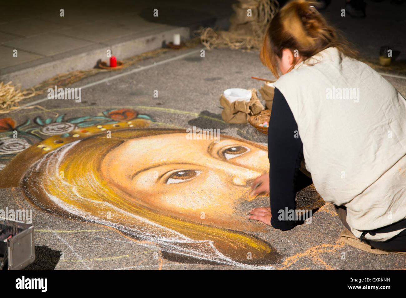 L'artista di strada che dipinge il volto di Gesù Foto Stock