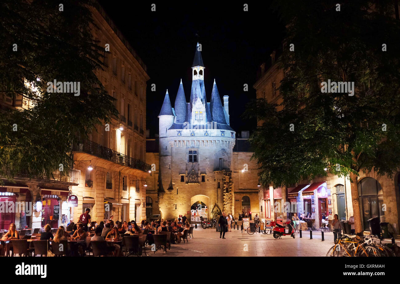 Cailhau porta Bordeaux Francia durante la notte con ristoranti occupato in piazza Foto Stock