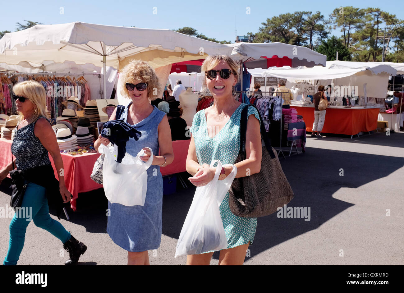 Le donne lo shopping al mercato di Cap Ferret Aquitane in Francia sulla costa atlantica vicino a Bordeaux Foto Stock