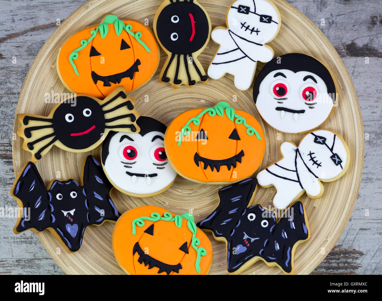 Halloween fatti a mano i cookies in fondo in legno Foto Stock