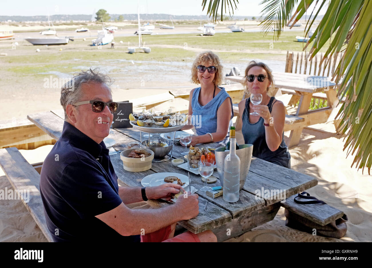 Mangiare fuori in una spiaggia di ostriche e di molluschi bar e ristorante in Cap Ferret sulla costa atlantica della Francia Foto Stock
