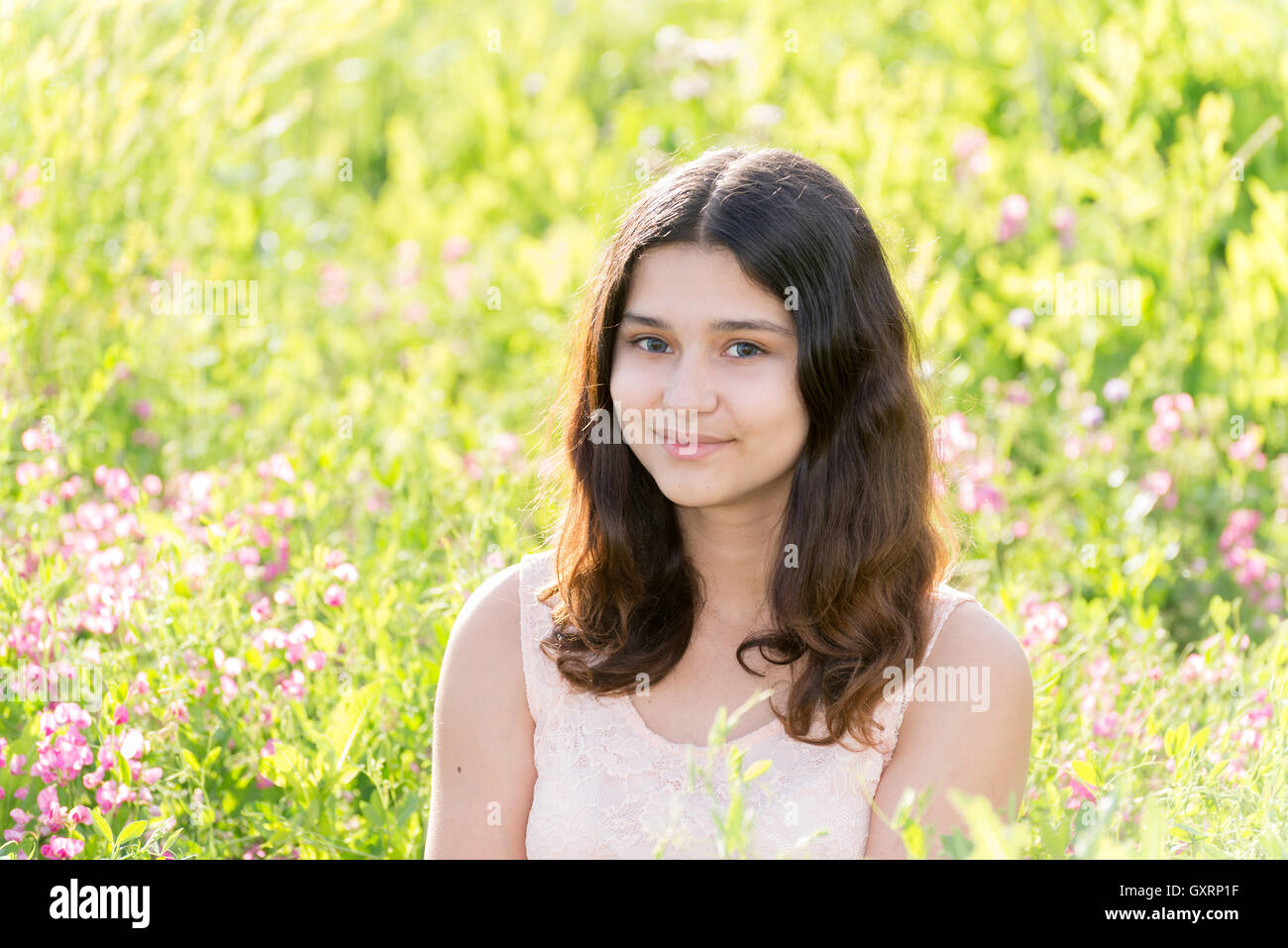 Ragazza adolescente sul bellissimo prato Foto Stock