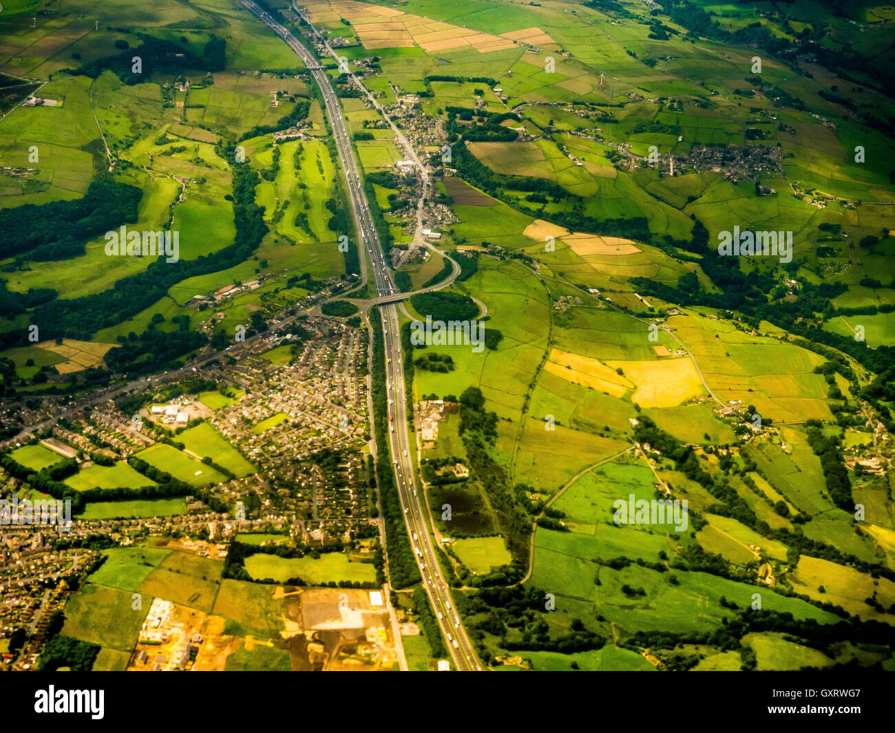 Vista aerea guardando ad ovest lungo l autostrada M62 verso Scammonden e serbatoio Foto Stock