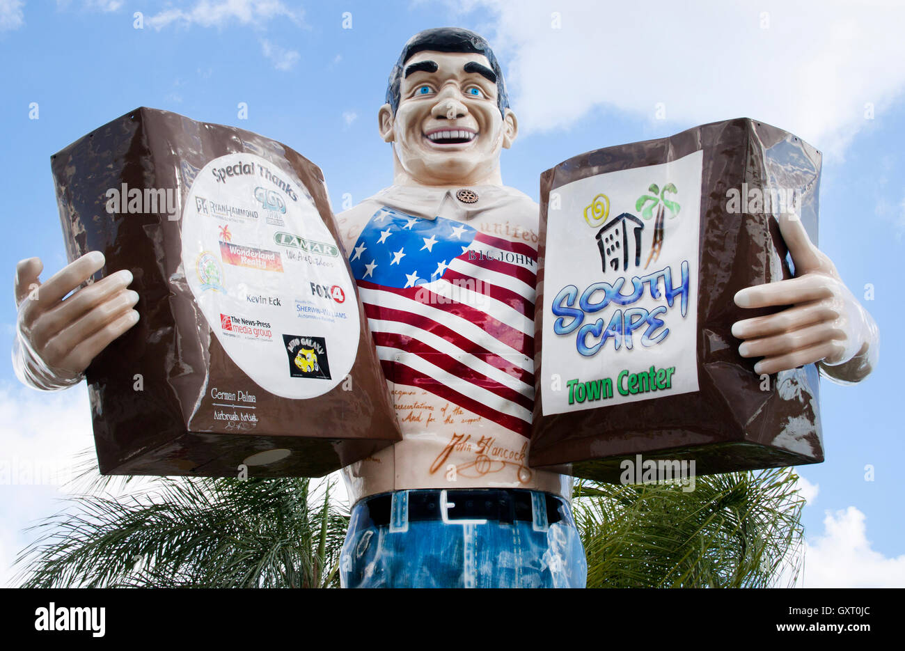 Big John, una statua gigante in un supermercato di Cape Coral in Florida, attira l'attenzione con il suo fascino enorme e bizzarro a bordo strada. Foto Stock