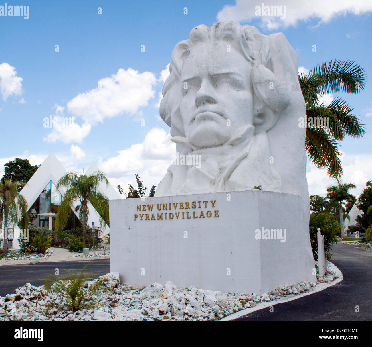 La gigantesca scultura della testa di Beethoven a Fort Myers, Florida, si erge come un impressionante tributo al leggendario compositore. Foto Stock