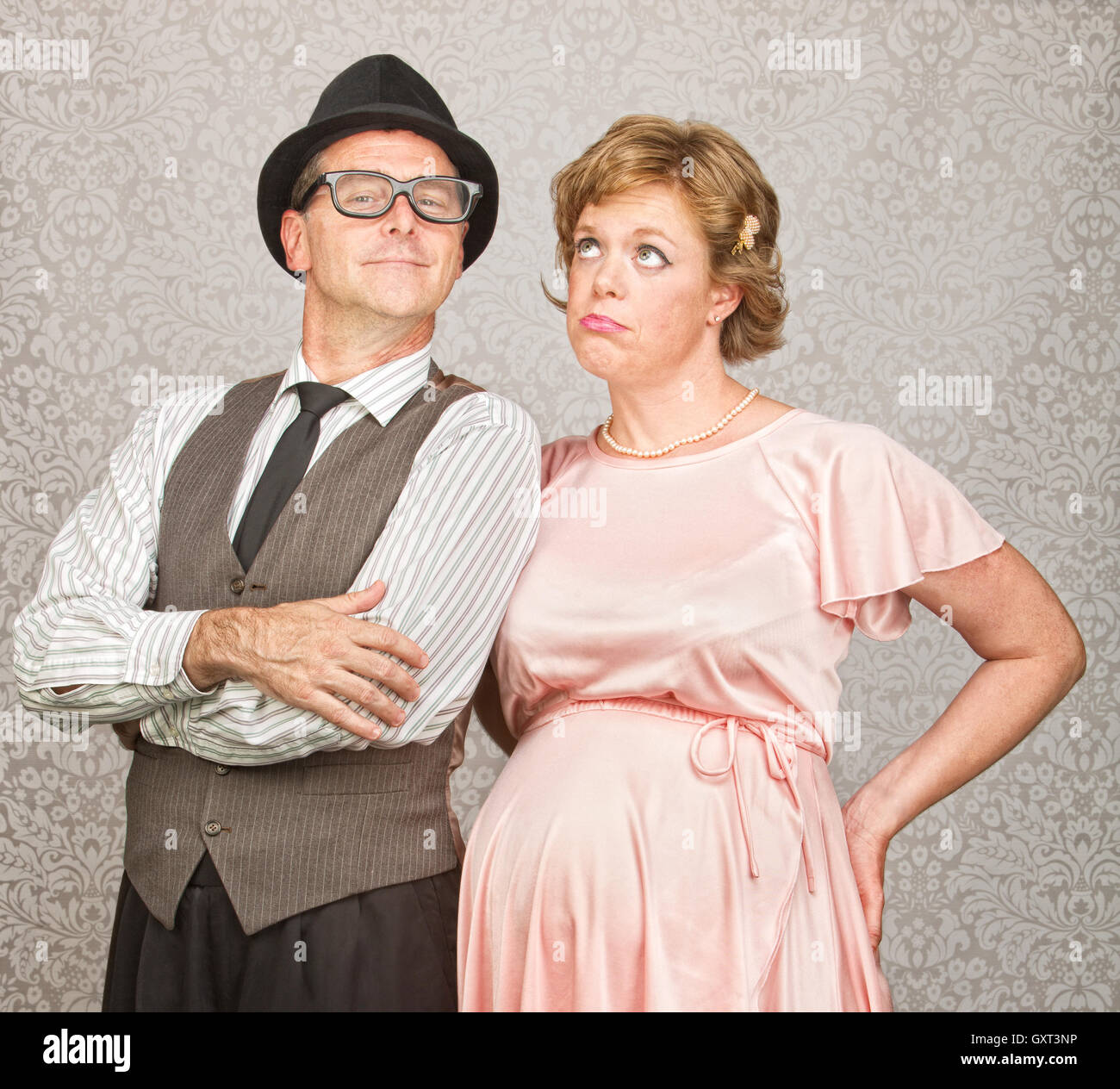 Uomo con annoiato donna in stato di gravidanza Foto Stock