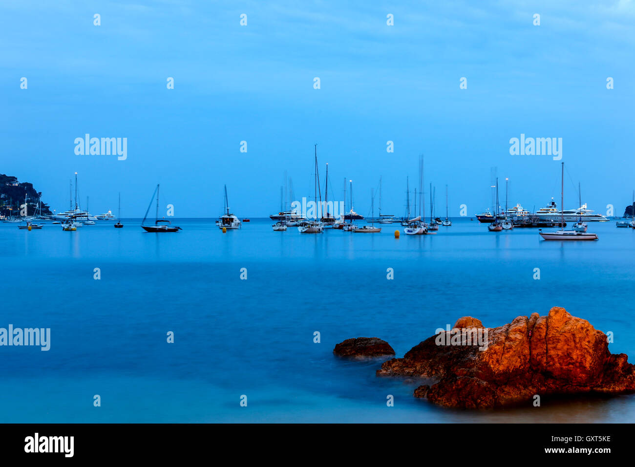 Yacht Barche legato per la notte in una baia. Foto Stock