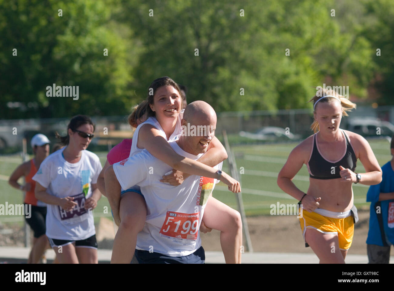 Un po' di aiuto dal suo amico durante il Bolder Boulder! Foto Stock