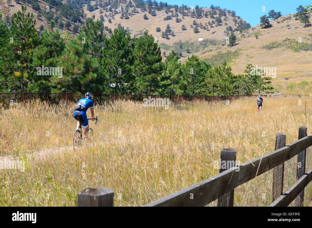Bike Rider e Walker su Boulder Open Space trail, Nord Boulder Foto Stock