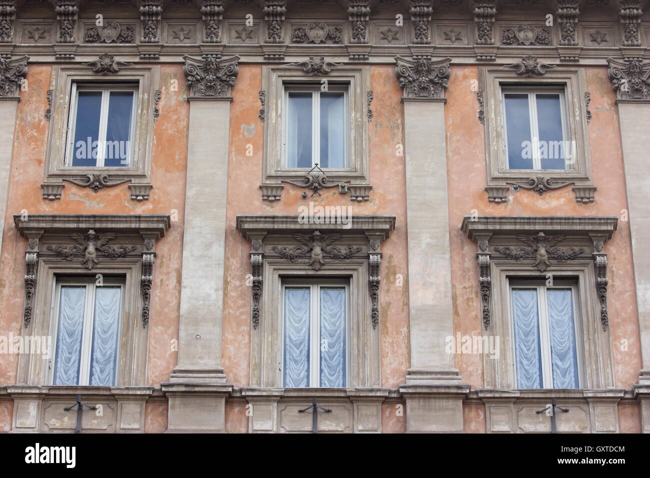 Un splendidamente elegante facciata di un palazzo a Roma con intonaco di pesche, Piazza Navona, Roma, Italia Foto Stock