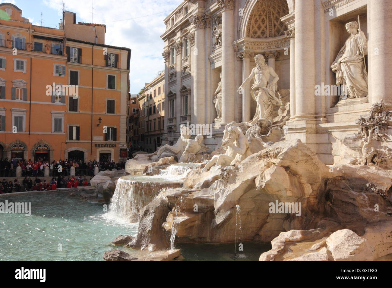 La bella e famosa Fontana di Trevi, Roma, Italia, vista laterale e vista di 3/4 Foto Stock