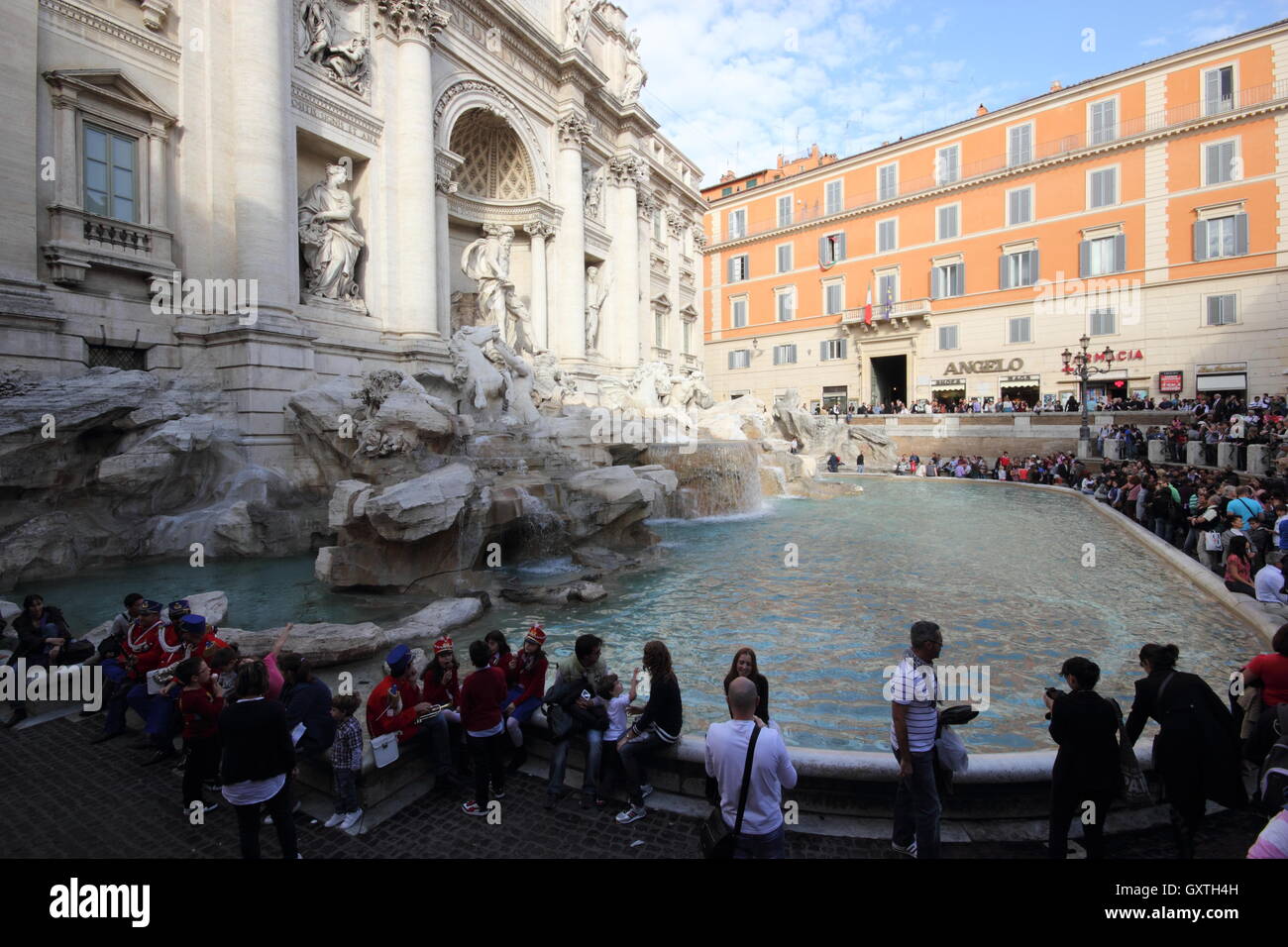 La bellissima Fontana di Trevi con i turisti, vista laterale, Roma, Italia Foto Stock