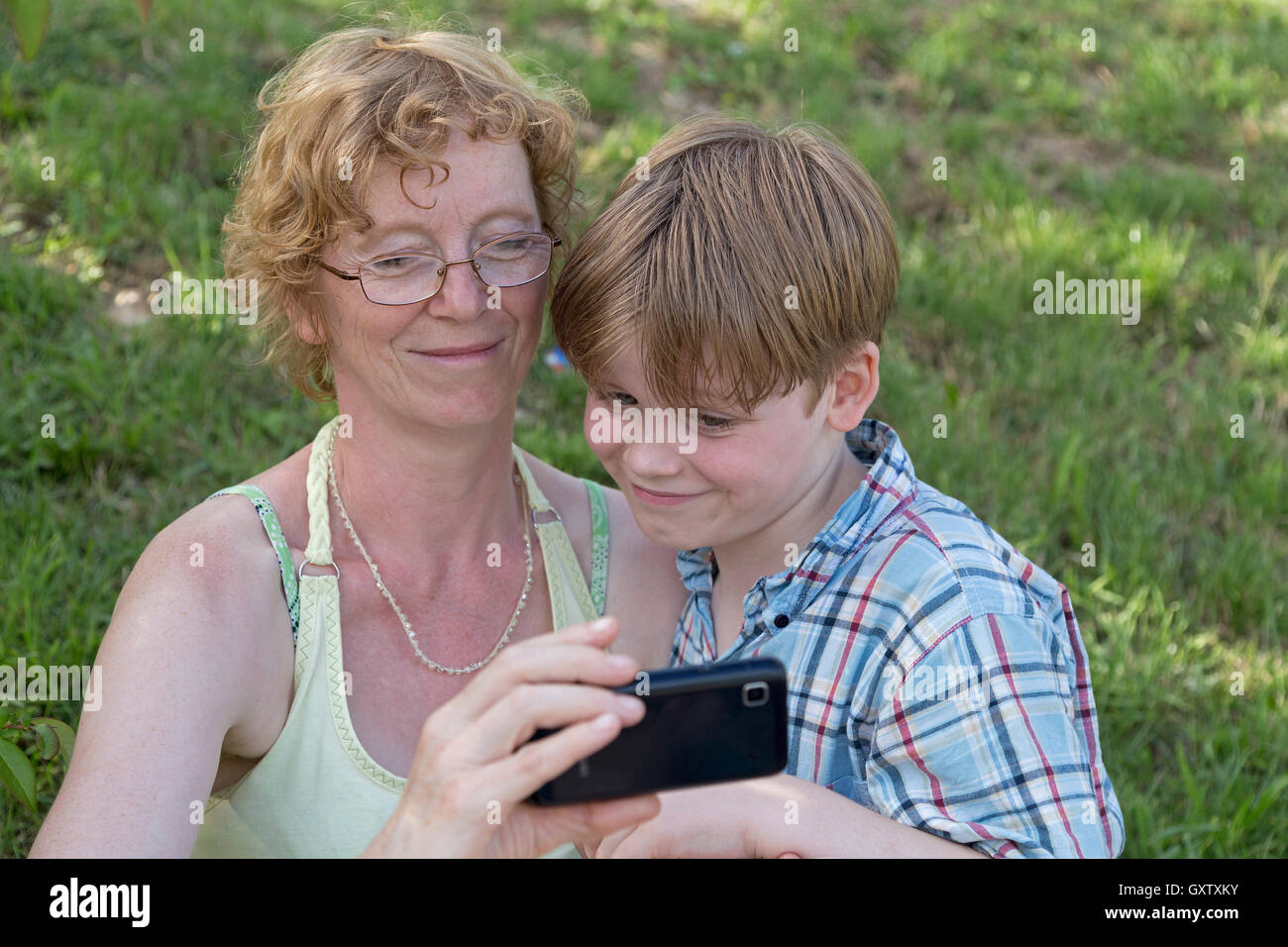 Madre e figlio di scattare una foto di se stessi Foto Stock