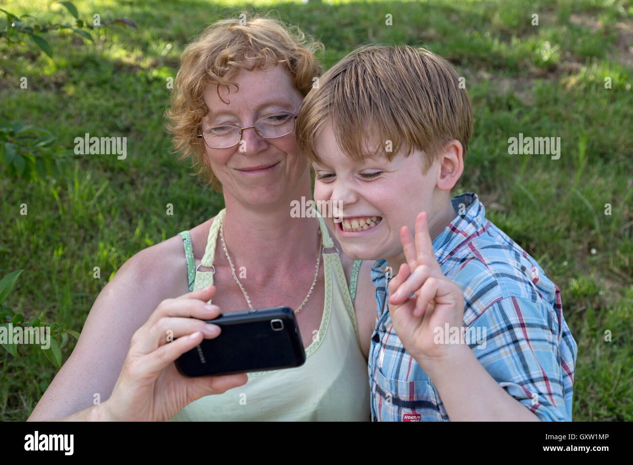 Madre e figlio di scattare una foto di se stessi Foto Stock