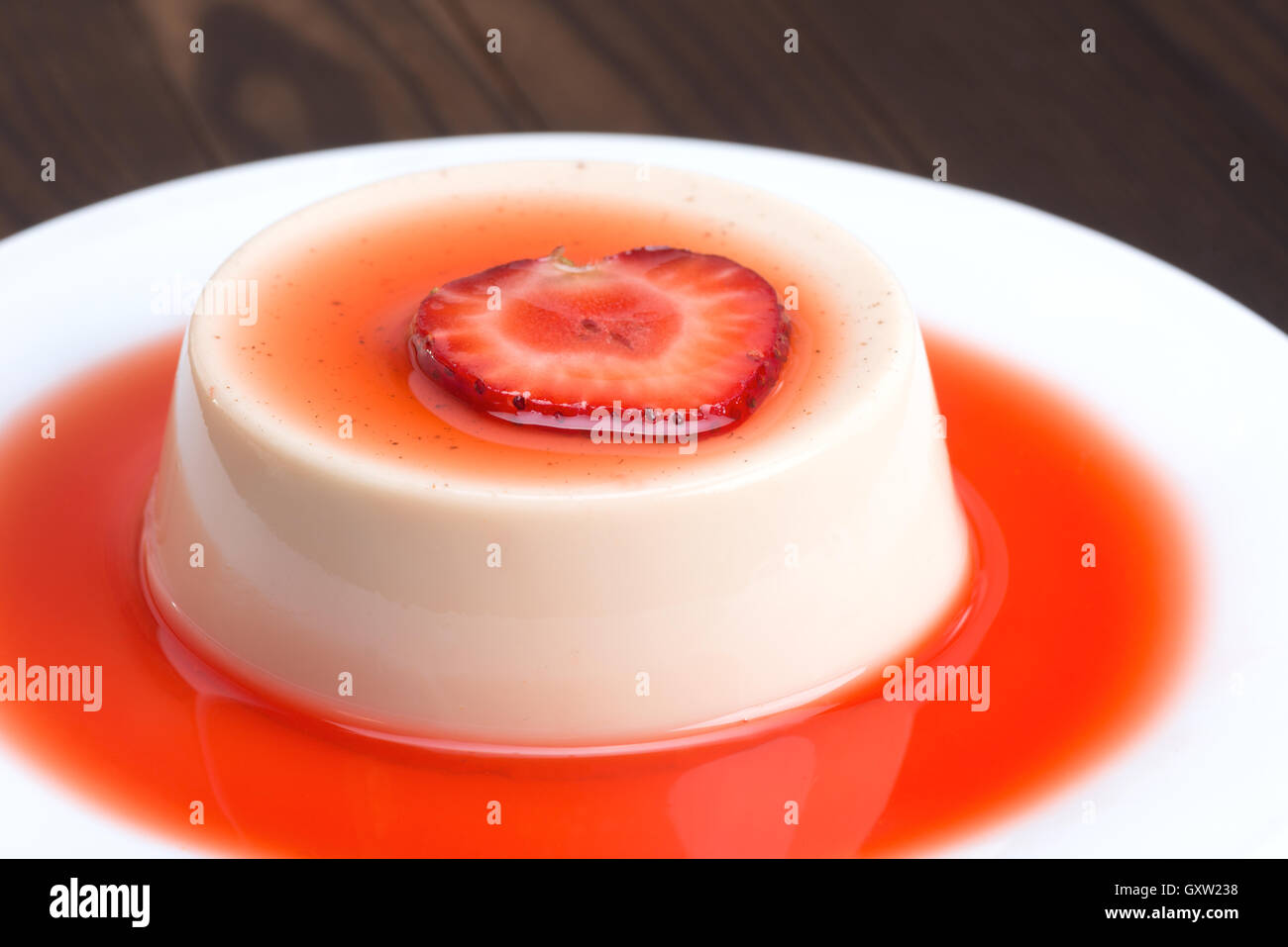 Panna cotta. Un dolce italiano di crema zuccherato addensata con gelatina e stampati Foto Stock
