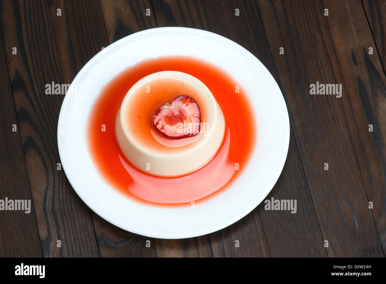 Panna cotta. Un dolce italiano di crema zuccherato addensata con gelatina e stampati Foto Stock