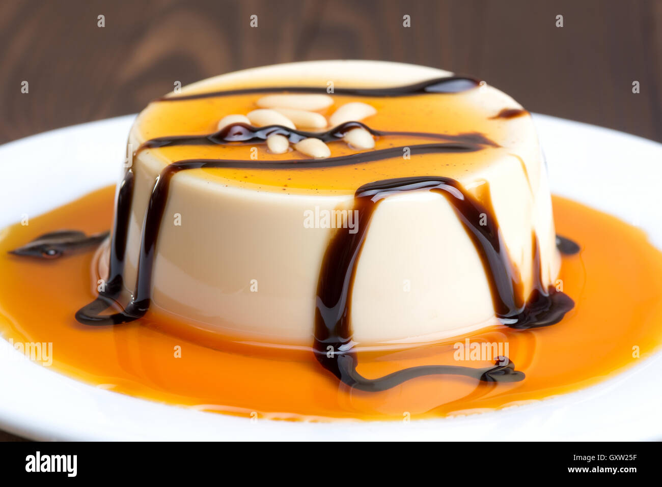 Panna cotta. Un dolce italiano di crema zuccherato addensata con gelatina e stampati Foto Stock