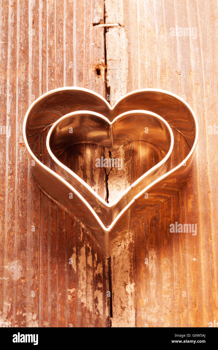 I cookie cutter cuore su legno Foto Stock