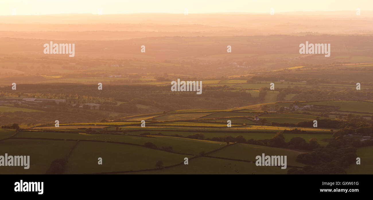 Campagna di laminazione al tramonto, Okehampton, Devon, Inghilterra. Estate (Agosto) 2015. Foto Stock