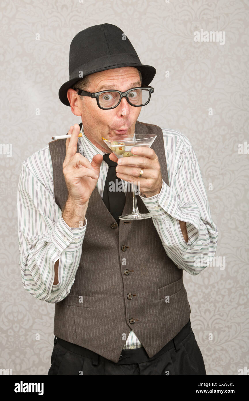 Giddy uomo beve Foto Stock
