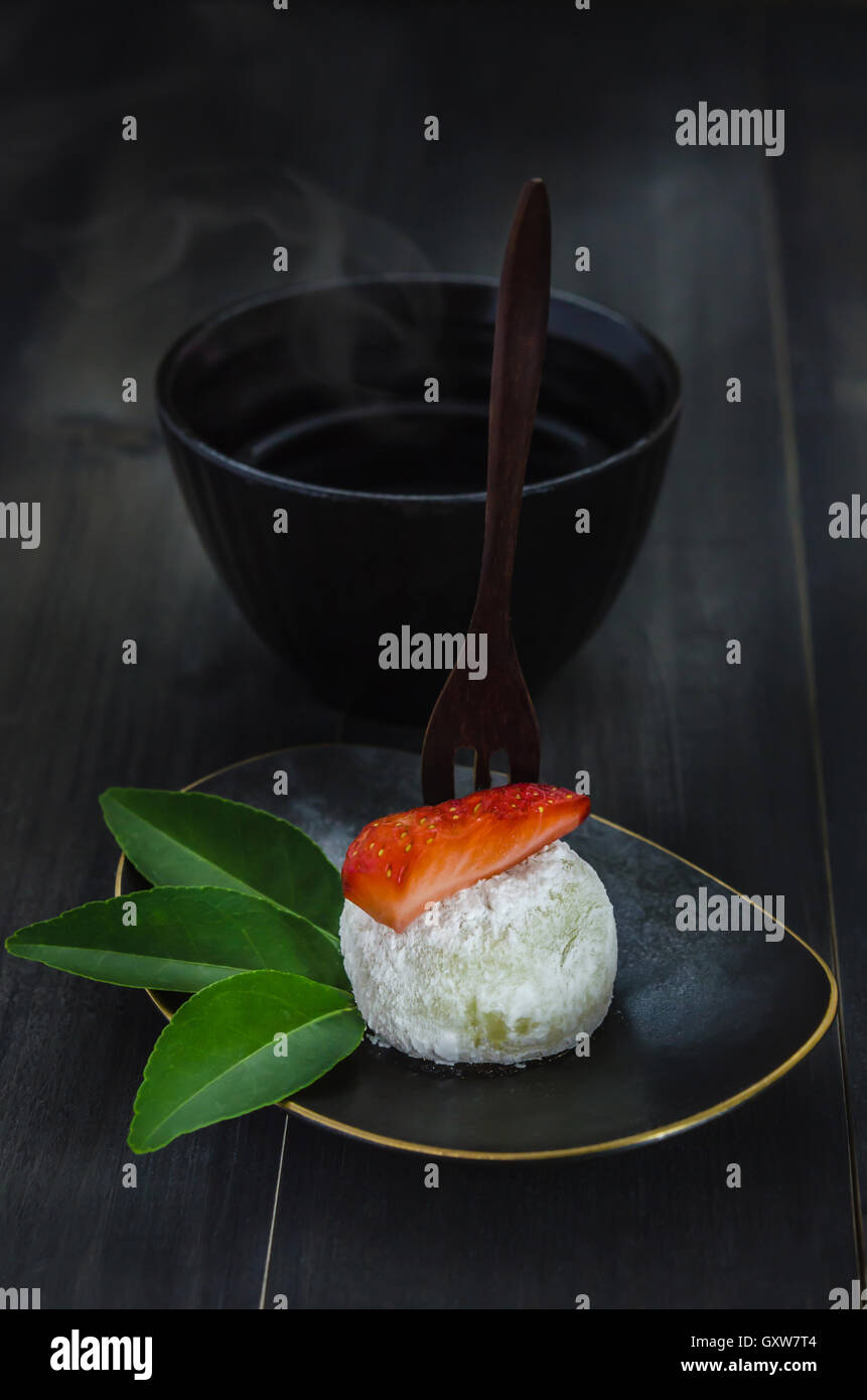 Fragola Daifuku Mochi dolce giapponese con tè caldo , ancora vita Foto Stock