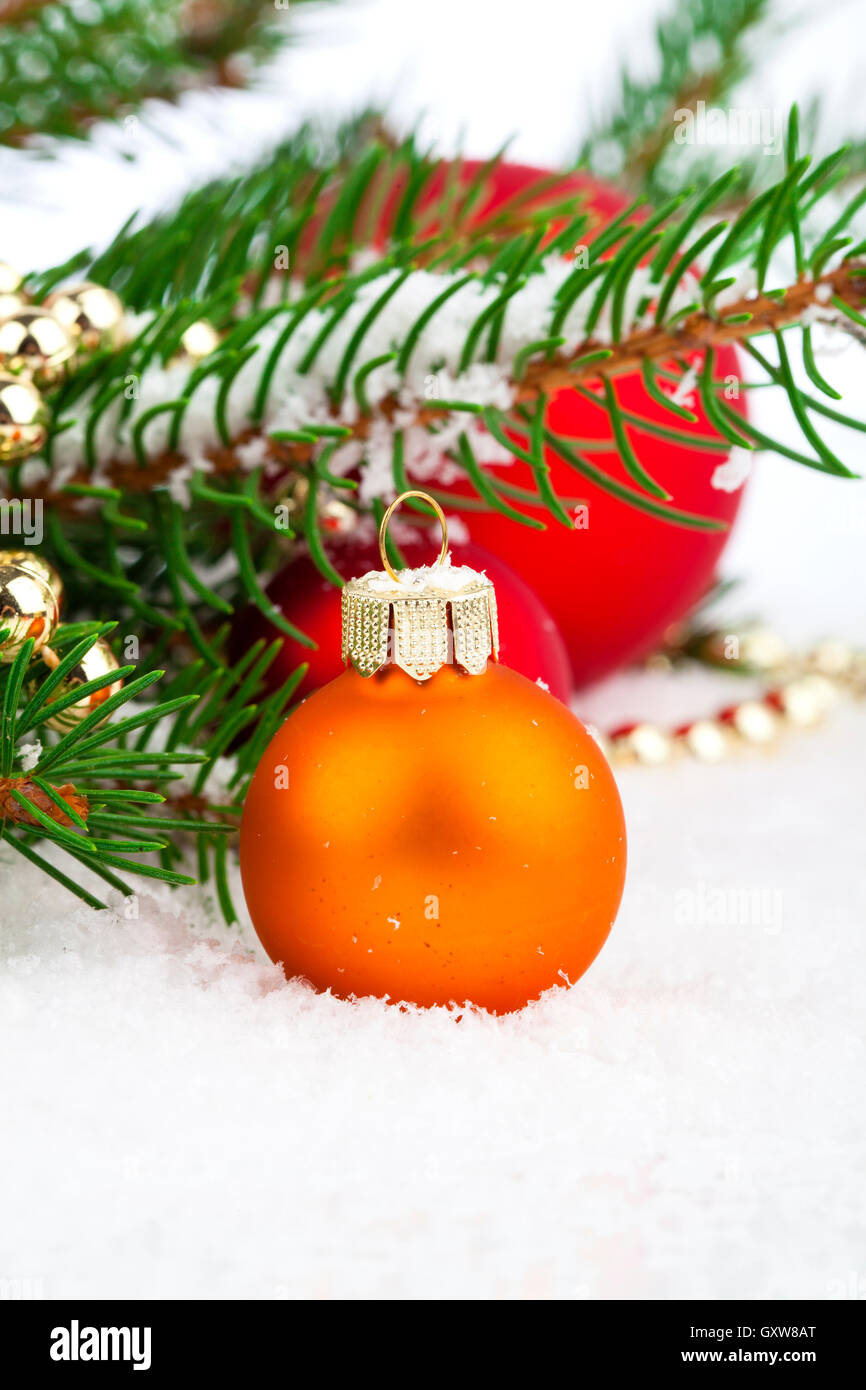 Le palle di Natale e rami di abete con decorazioni Foto Stock
