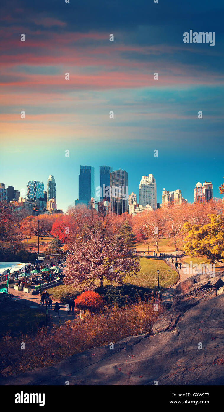 New York City Manhattan Central Park panorama in autunno il lago con grattacieli e alberi colorati con la riflessione. Foto Stock