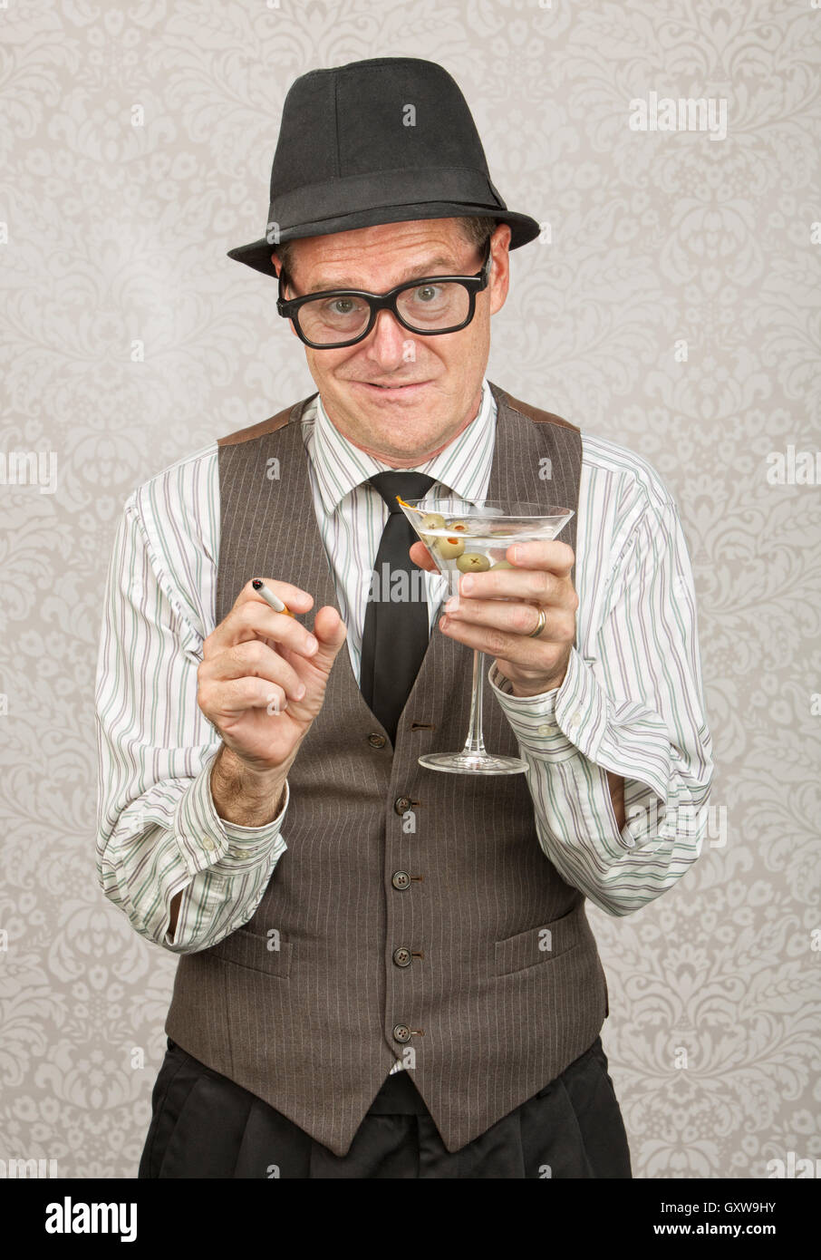 Smirking uomo ubriaco Foto Stock
