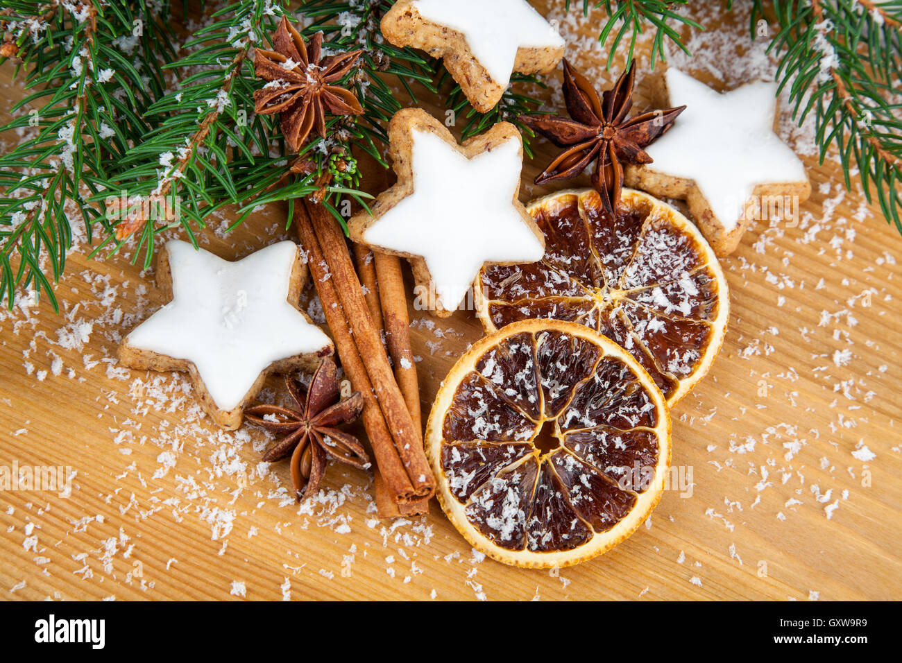 Biscotti di Natale con decorazione di festa Foto Stock