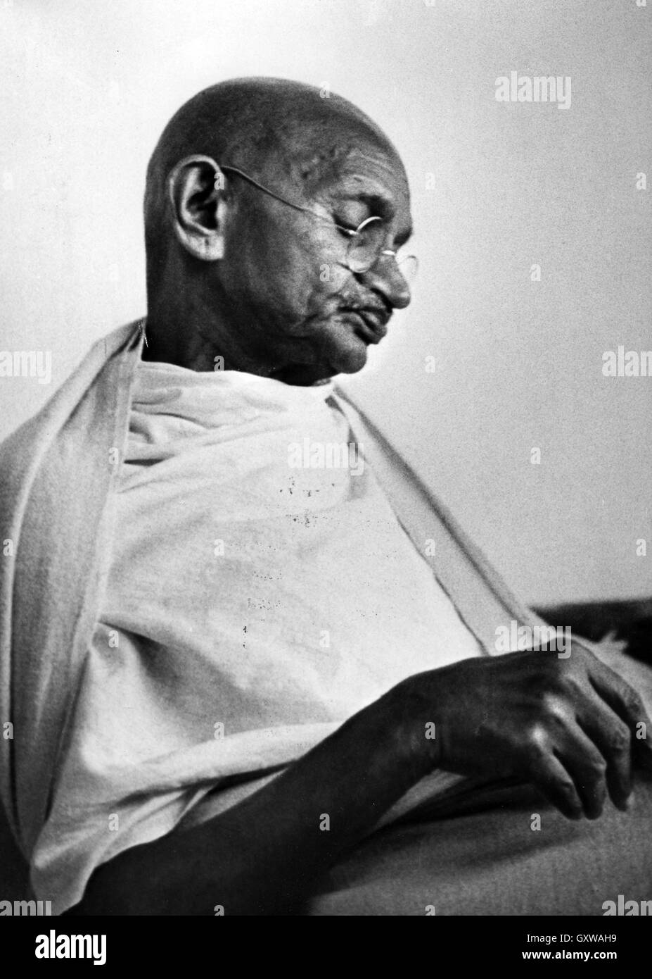 Il Mahatma Gandhi (1869-1948) Indiano leader dell'indipendenza nel 1945. Foto di Sunil Janah Foto Stock