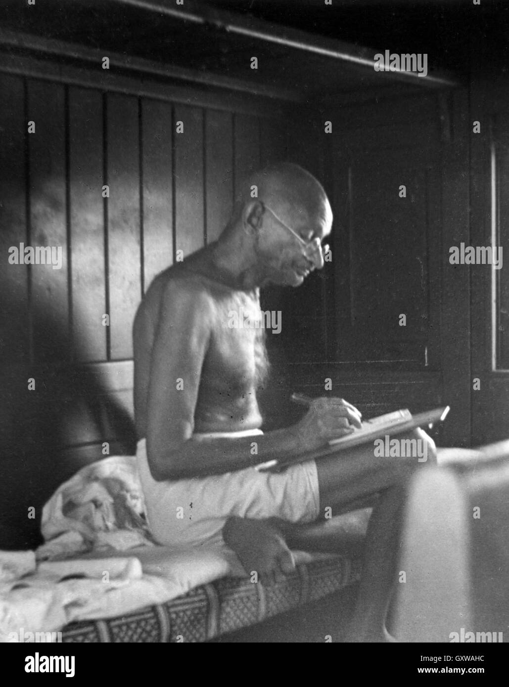 Il Mahatma Gandhi (1869-1948) indipendenza indiana leader in una terza classe comparto ferroviario circa 1945. Foto di Sunil Janah Foto Stock