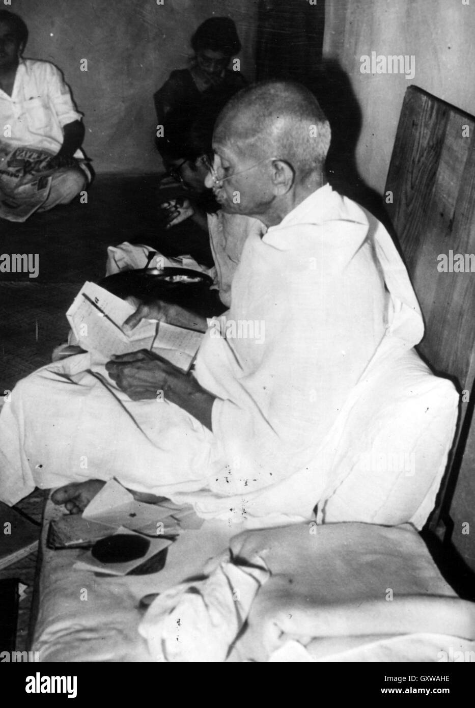 Il Mahatma Gandhi (1869-1948) indipendenza indiana leader al Sevagram circa 1945 Foto Stock