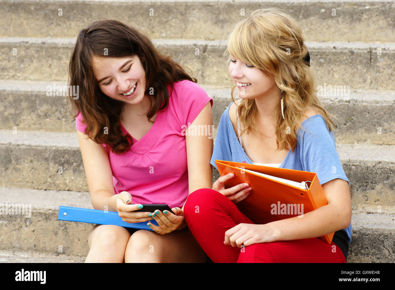 Gli adolescenti ridere per telefono cellulare Foto Stock