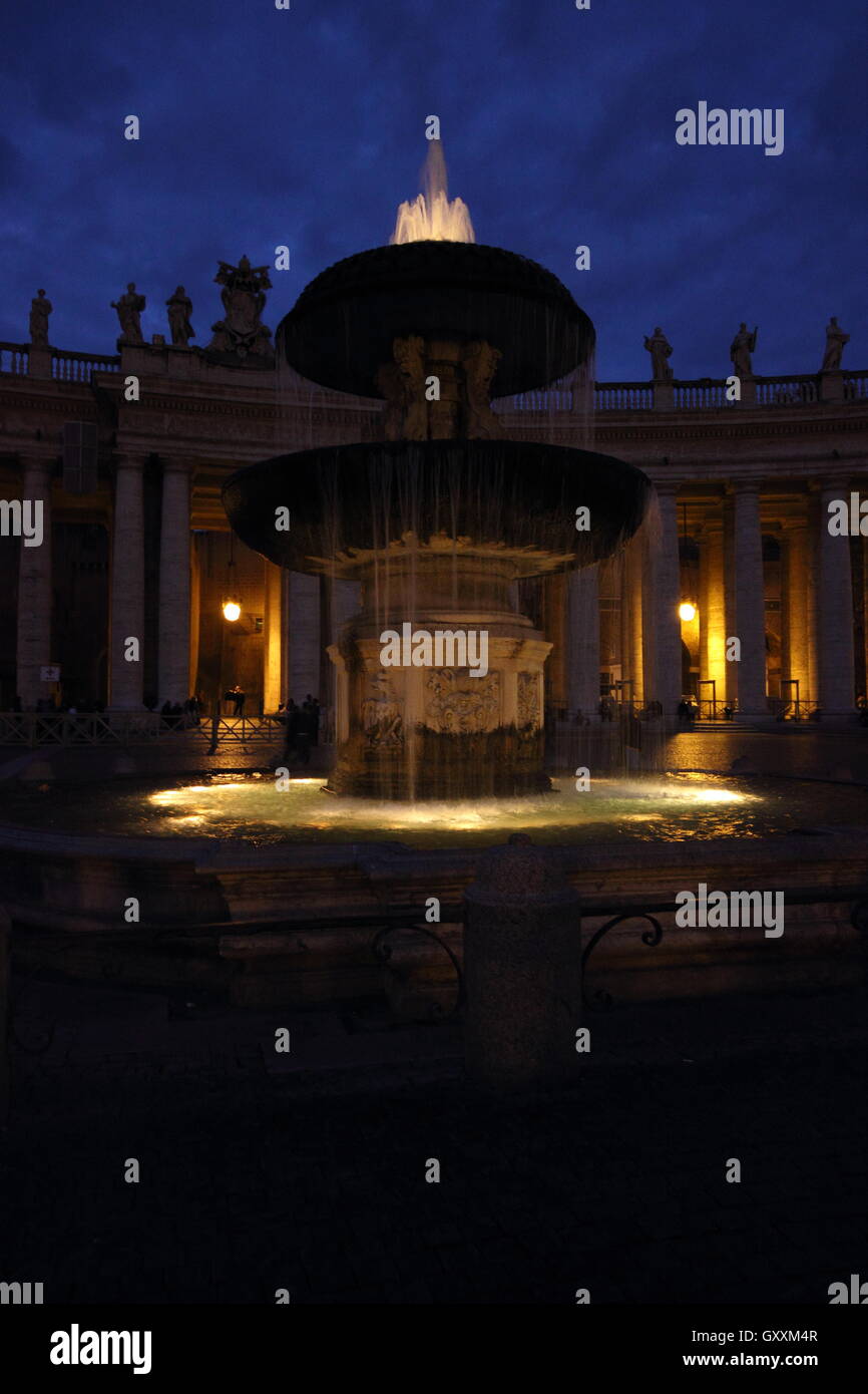San Pietro, Maderno la fontana e il colonnato del Bernini di notte, Roma Italia Foto Stock
