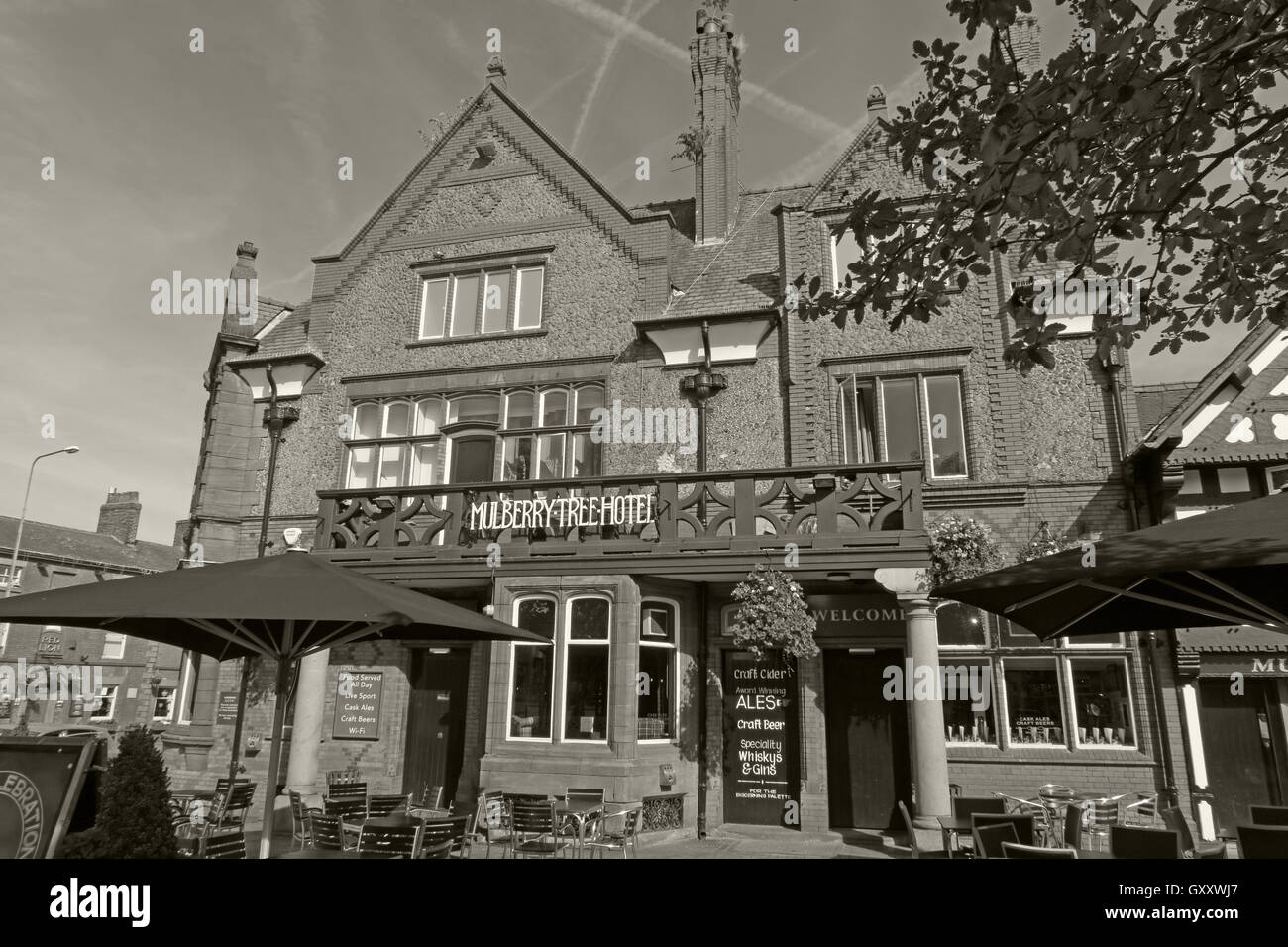 Il Gelso Pub,Stockton Heath,sud,Warrington Cheshire, Inghilterra,UK B/W Foto Stock