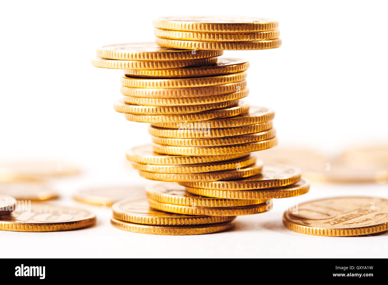 Pila di monete isolato con sfondo bianco Foto Stock