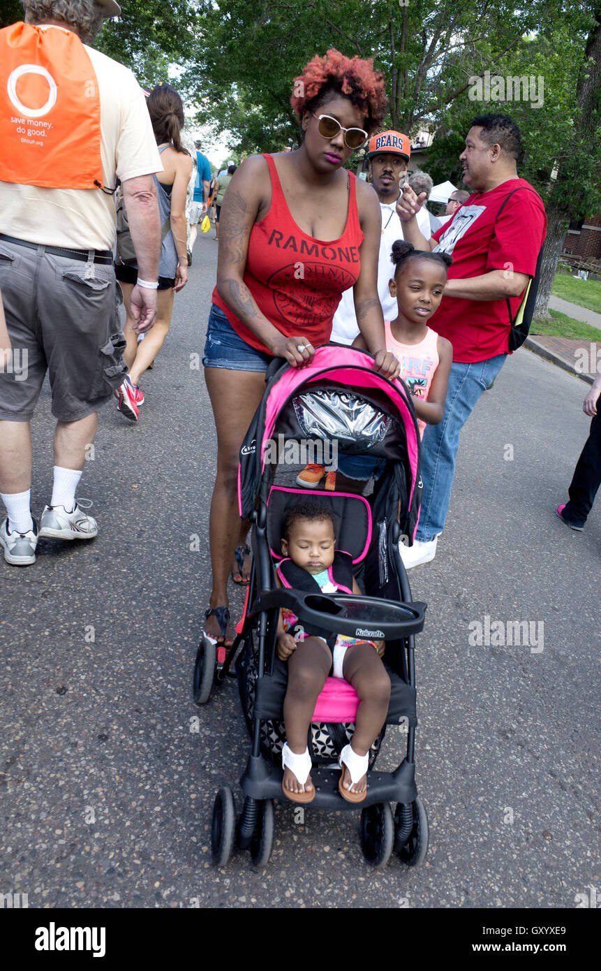 Donna vestita di Johnny Ramone serbatoio superiore con i suoi due bambini a Grand Old giorni di festeggiamenti. St Paul Minnesota MN USA Foto Stock